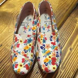 Tom’s sz9 floral slip-ons